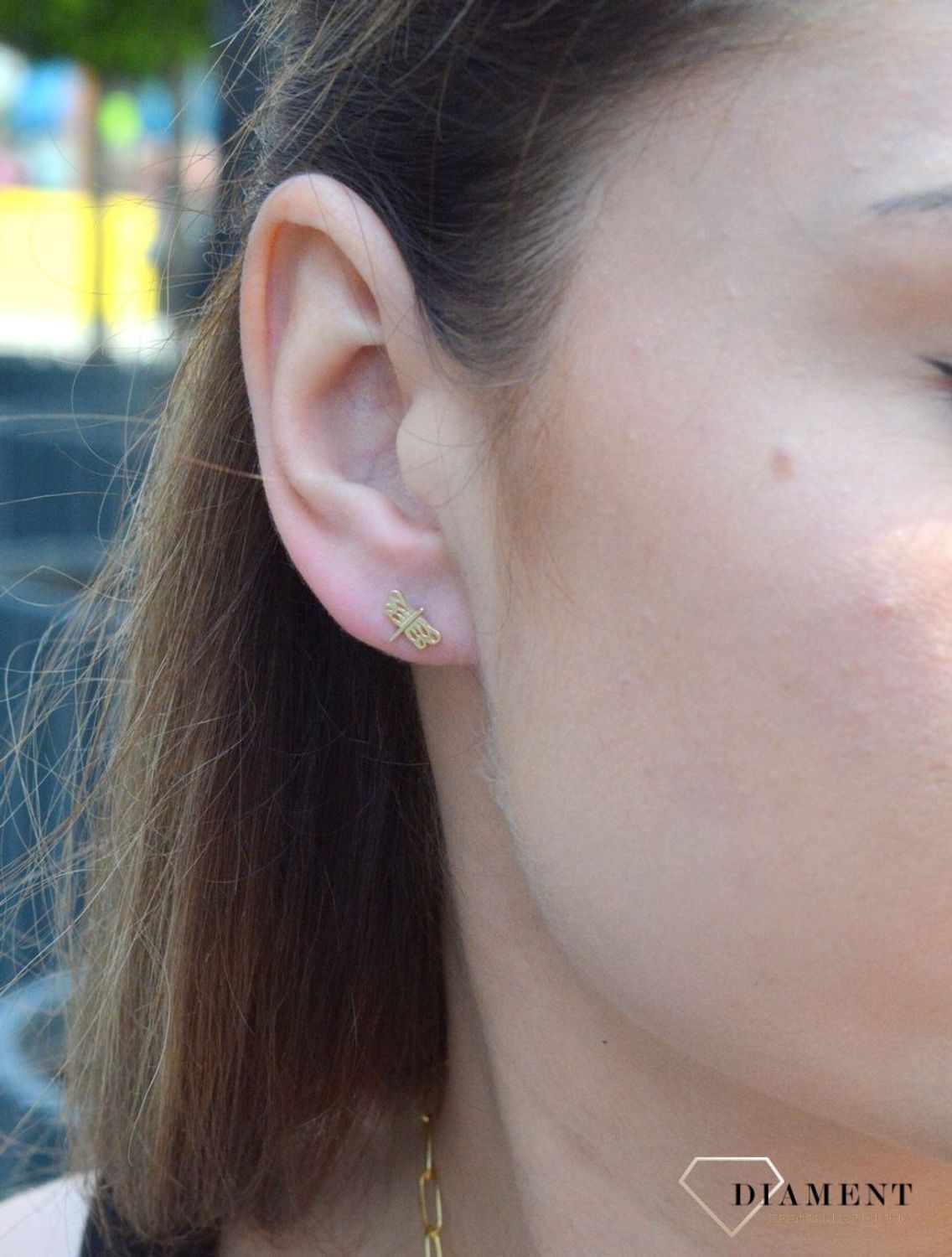 Złote kolczyki dla dziewczynki 333 ważka  KL 7517 333. Te urocze kolczyki to idealny prezent dla córki za osiągnięcia w nauce, na urodziny czy z okazji pierwszej komunii. Dodatek jest niewielki, co w połączeniu z wygodnym zap.jpg